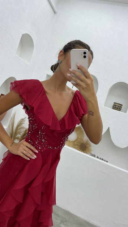 Abito da sera ricamato in pietra arruffata rossa