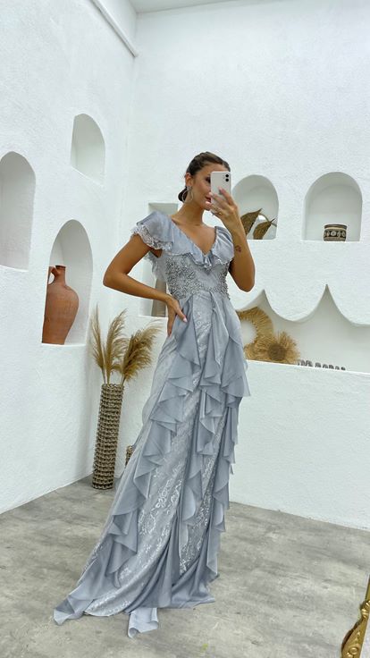 Abito da sera ricamato in pietra grigia