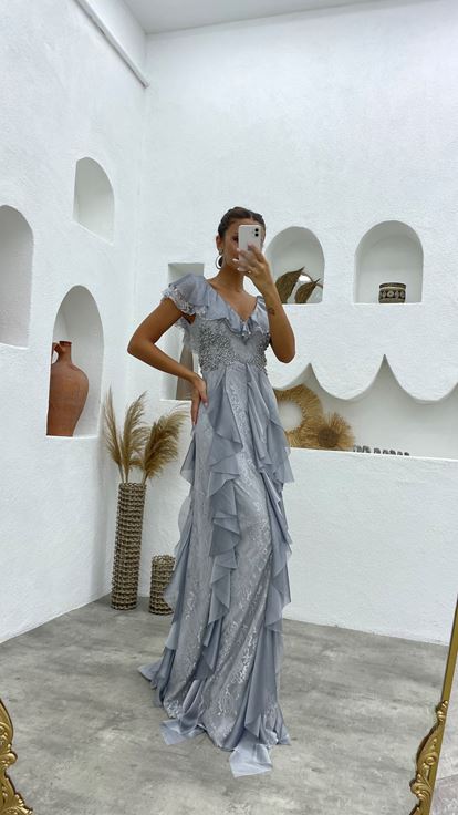 Abito da sera ricamato in pietra grigia