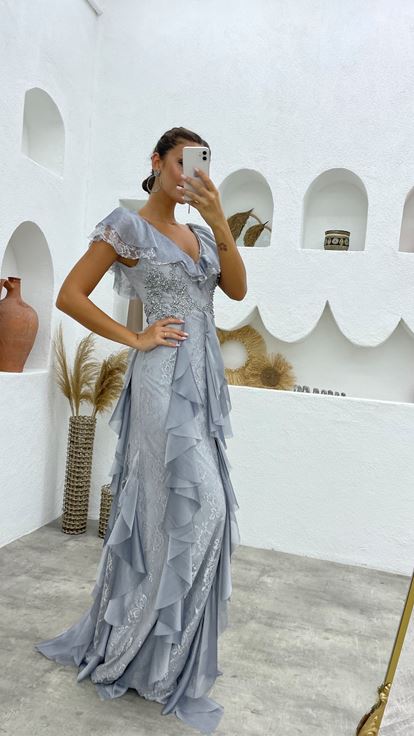 Abito da sera ricamato in pietra grigia