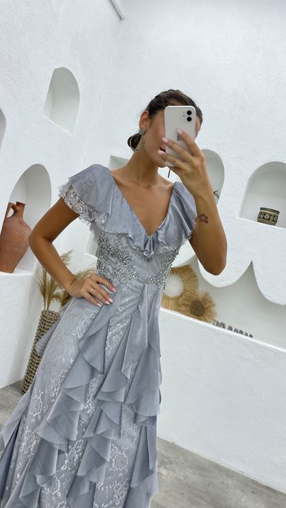 Abito da sera ricamato in pietra grigia