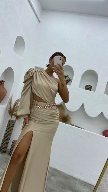 Abito da sera beige a manica singola con cintura