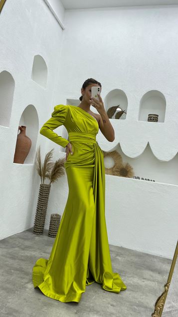 Grünes, einärmliges, drapiertes Stein-Abendkleid