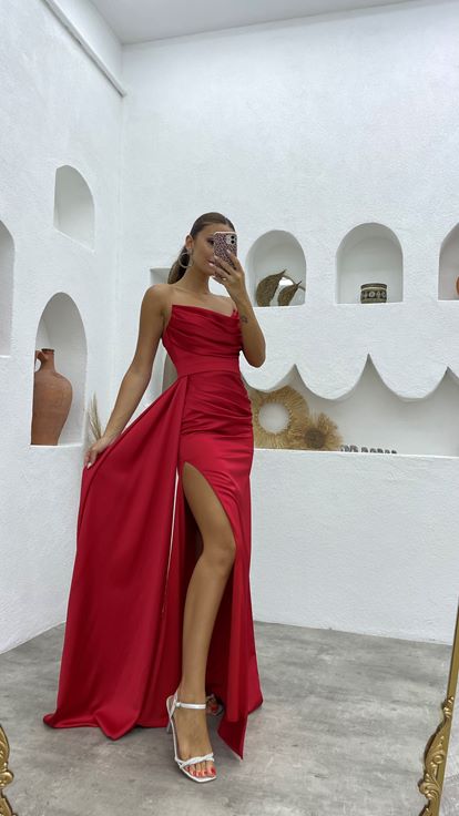 Kırmızı Drapeli Saten Straplez Abiye Elbise