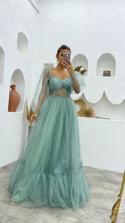 Mintgrünes, langes Tüll-Abendkleid mit Ballonärmeln