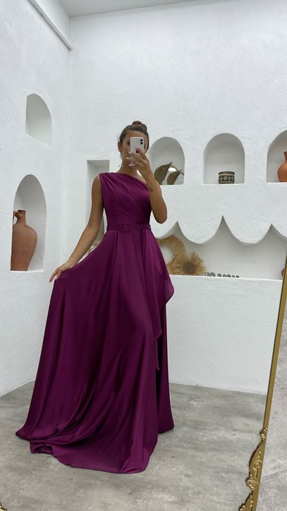 Vestido de noche de satén con volantes con cinturón de un hombro fucsia