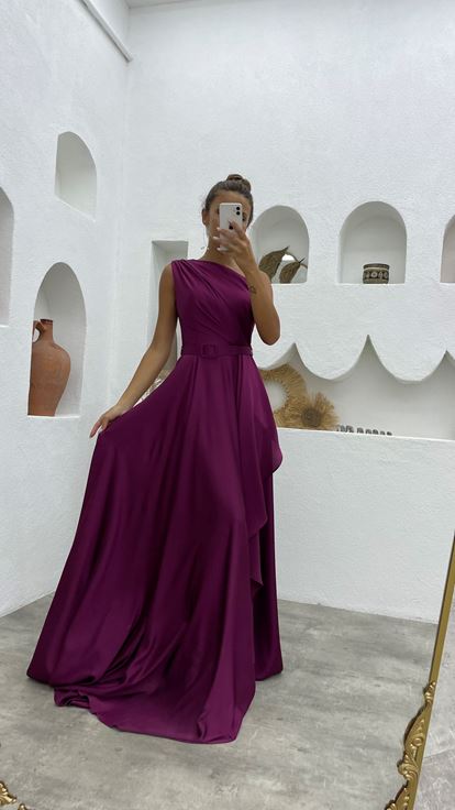 Vestido de noche de satén con volantes con cinturón de un hombro fucsia
