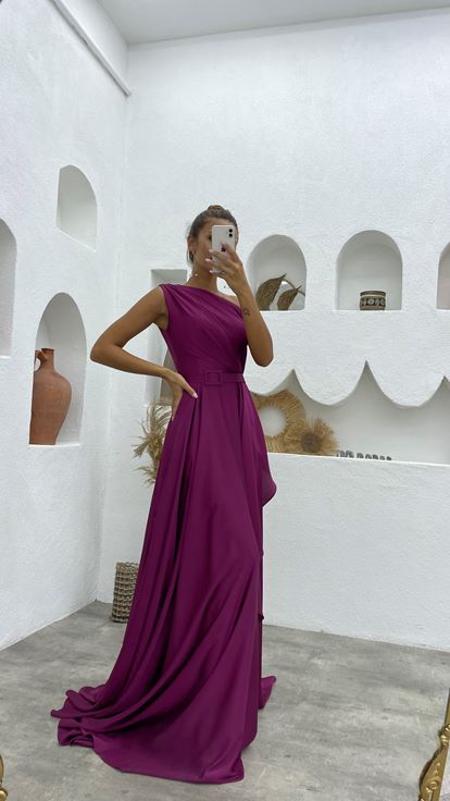 Vestido de noche de satén con volantes con cinturón de un hombro fucsia