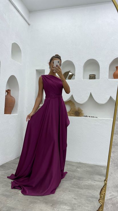 Vestido de noche de satén con volantes con cinturón de un hombro fucsia