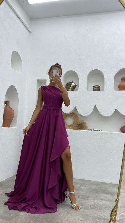 Vestido de noche de satén con volantes con cinturón de un hombro fucsia