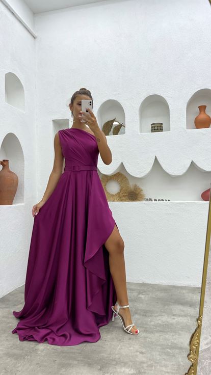 Vestido de noche de satén con volantes con cinturón de un hombro fucsia