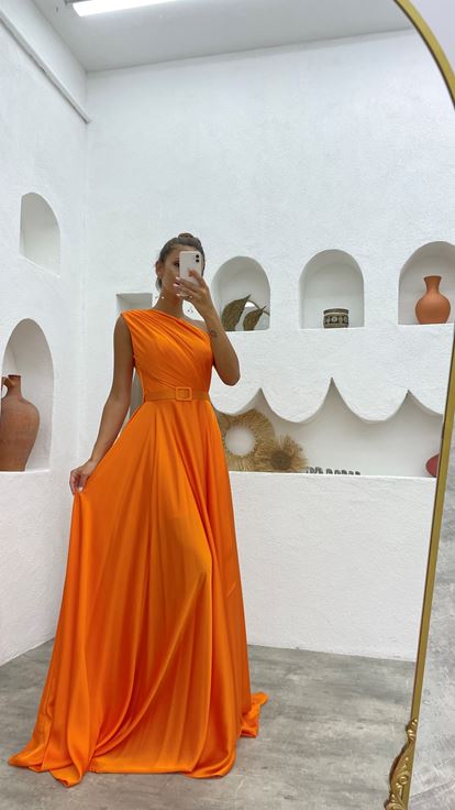 Vestido de noche de satén con volantes con cinturón naranja de un hombro