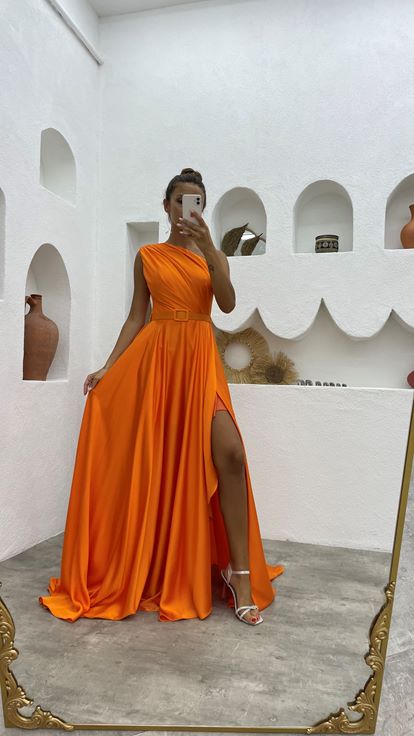 Vestido de noche de satén con volantes con cinturón naranja de un hombro