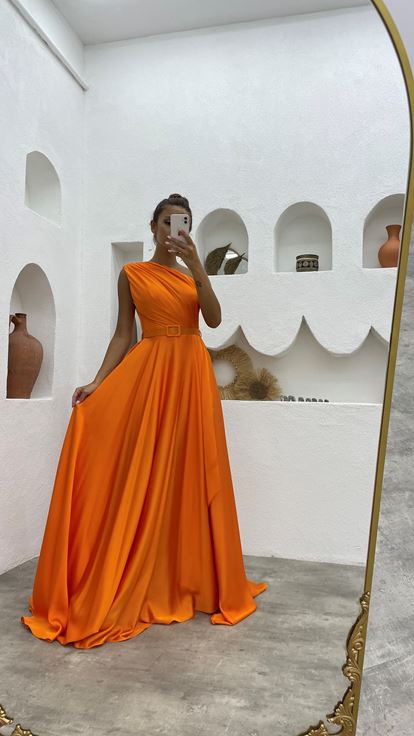 Vestido de noche de satén con volantes con cinturón naranja de un hombro