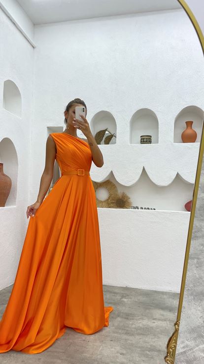 Vestido de noche de satén con volantes con cinturón naranja de un hombro