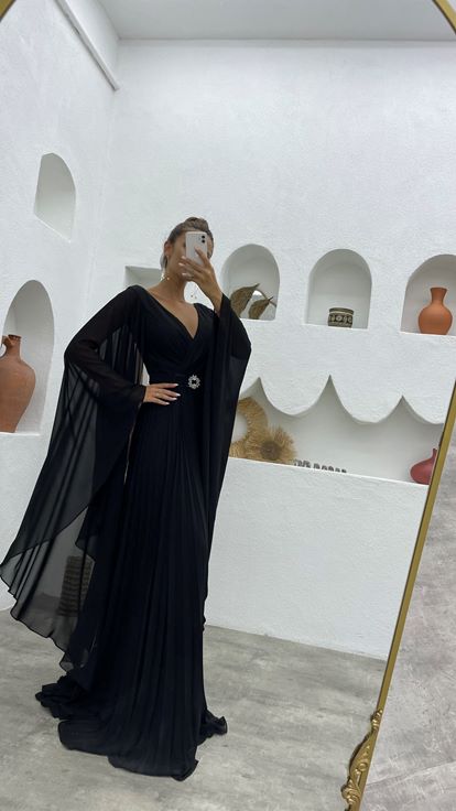 Siyah Kruvaze Yaka Kemerli Piliseli Sifon Abiye Elbise