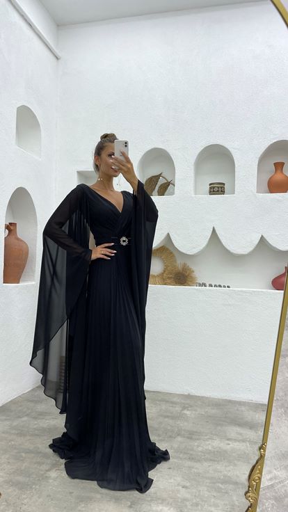 Siyah Kruvaze Yaka Kemerli Piliseli Sifon Abiye Elbise