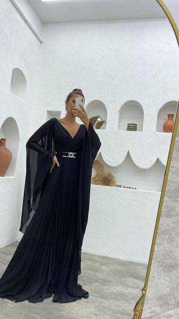 Vestido de noche negro de gasa plisada con cinturón y cuello cruzado