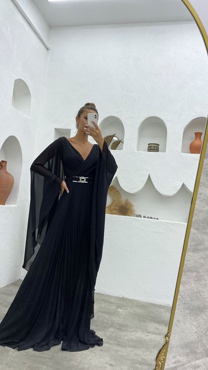 Siyah Kruvaze Yaka Kemerli Piliseli Sifon Abiye Elbise