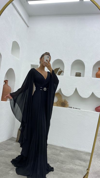 Siyah Kruvaze Yaka Kemerli Piliseli Sifon Abiye Elbise