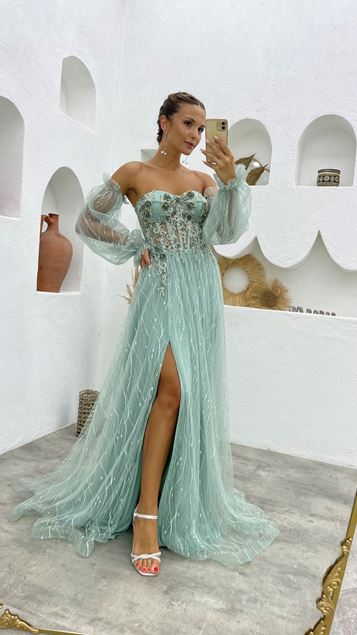 Abito da sera in tulle ricamato verde menta