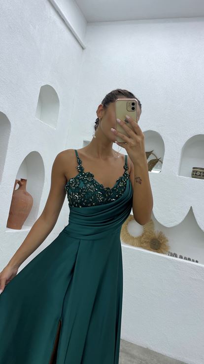 فستان سهرة أخضر من الساتان المطرز بحزام حبل