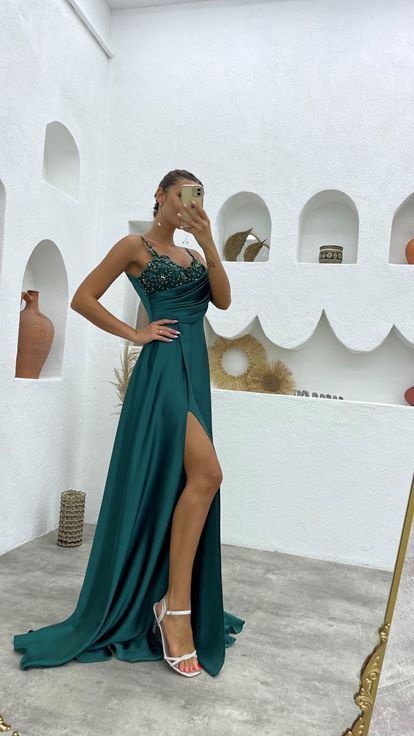 فستان سهرة أخضر من الساتان المطرز بحزام حبل