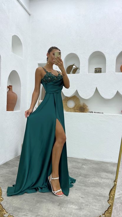 فستان سهرة أخضر من الساتان المطرز بحزام حبل