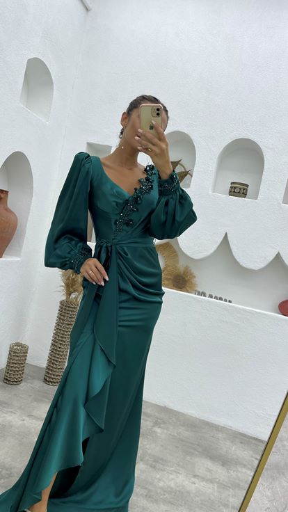 Robe de soirée en satin vert brodé et ceinturée