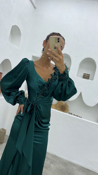 Robe de soirée en satin vert brodé et ceinturée
