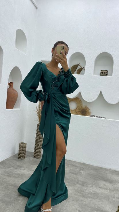 Robe de soirée en satin vert brodé et ceinturée