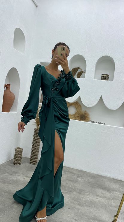 Robe de soirée en satin vert brodé et ceinturée