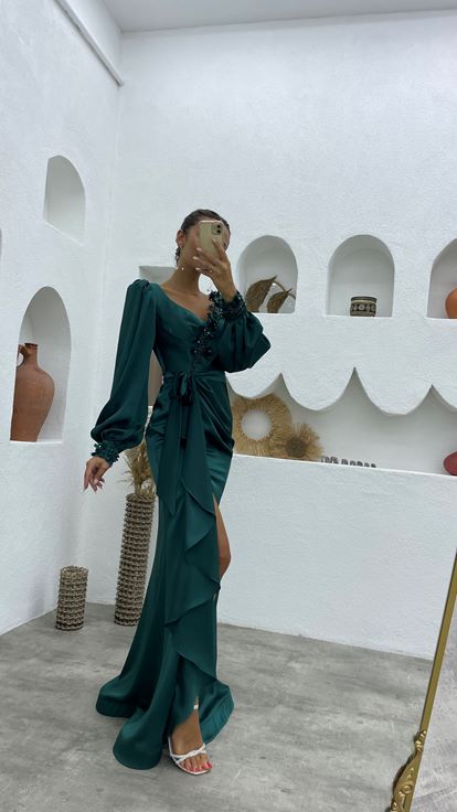 Robe de soirée en satin vert brodé et ceinturée