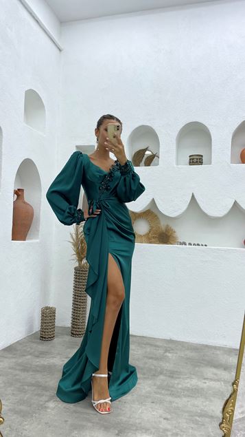 Robe de soirée en satin ceinturée brodée verte