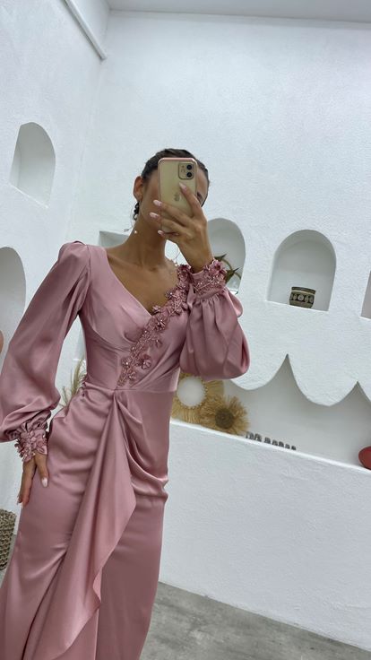 Robe de soirée en satin rose poudré brodé et ceinturée