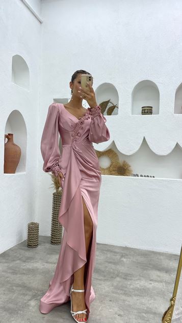 Robe de soirée en satin ceinturée brodée poudrée