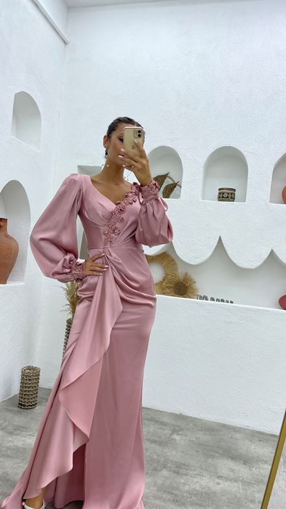 Robe de soirée en satin rose poudré brodé et ceinturée