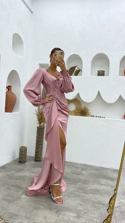 Robe de soirée en satin rose poudré brodé et ceinturée