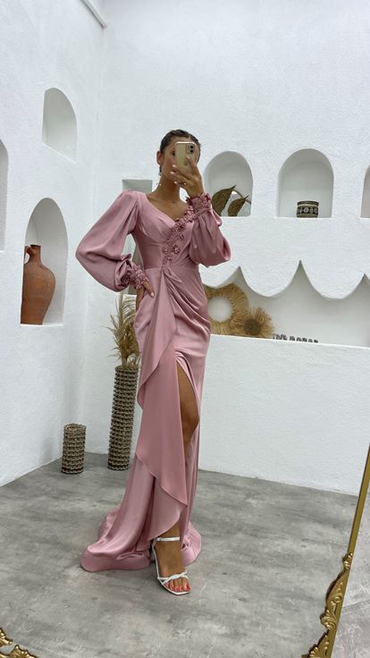 Robe de soirée en satin rose poudré brodé et ceinturée