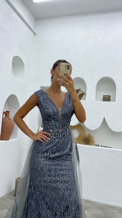 Gri V Yaka İşlemeli Simli Tül Abiye Elbise