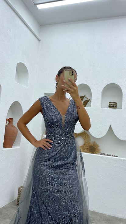 Gri V Yaka İşlemeli Simli Tül Abiye Elbise