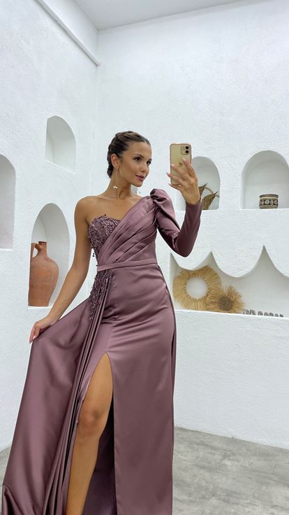 Dusty Rose besticktes, einärmliges, drapiertes Satin-Abendkleid