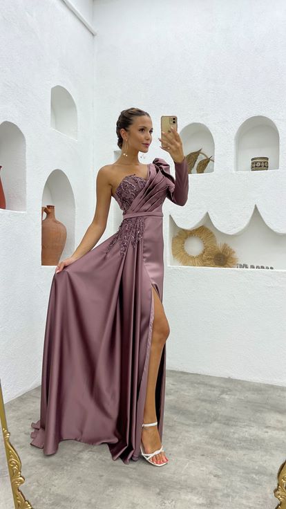 Dusty Rose besticktes, einärmliges, drapiertes Satin-Abendkleid