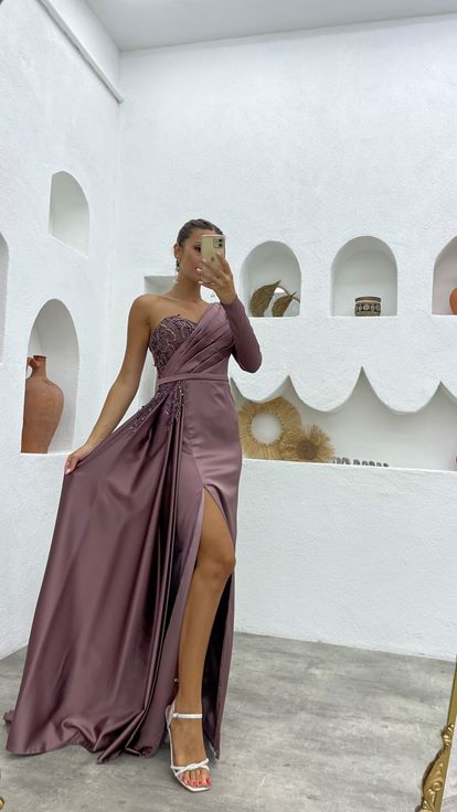 Dusty Rose besticktes, einärmliges, drapiertes Satin-Abendkleid