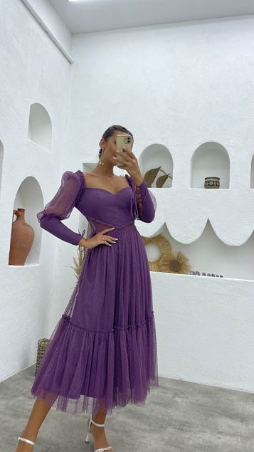 Fliederfarbenes Abendkleid aus silbrigem Tüll mit Ballonärmeln