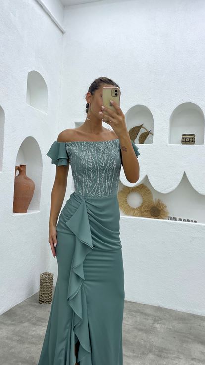 Abito da sera in raso ricamato verde menta