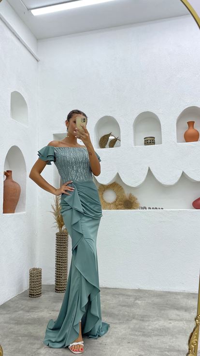 Abito da sera in raso ricamato verde menta