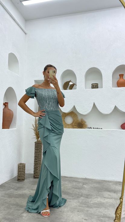 Abito da sera in raso ricamato verde menta