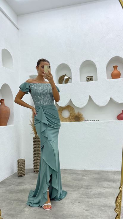 Abito da sera in raso ricamato verde menta