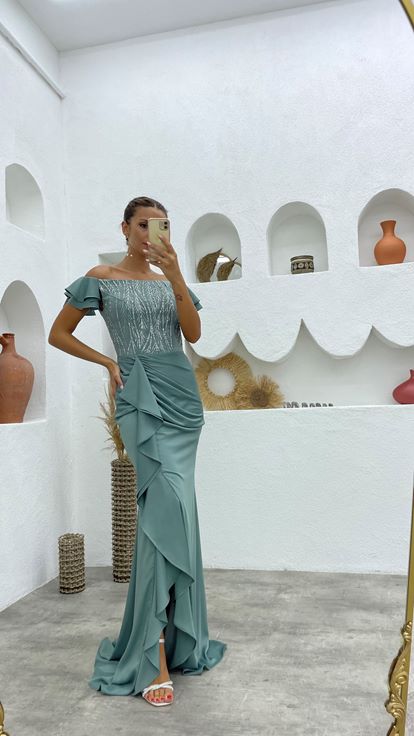 Abito da sera in raso ricamato verde menta